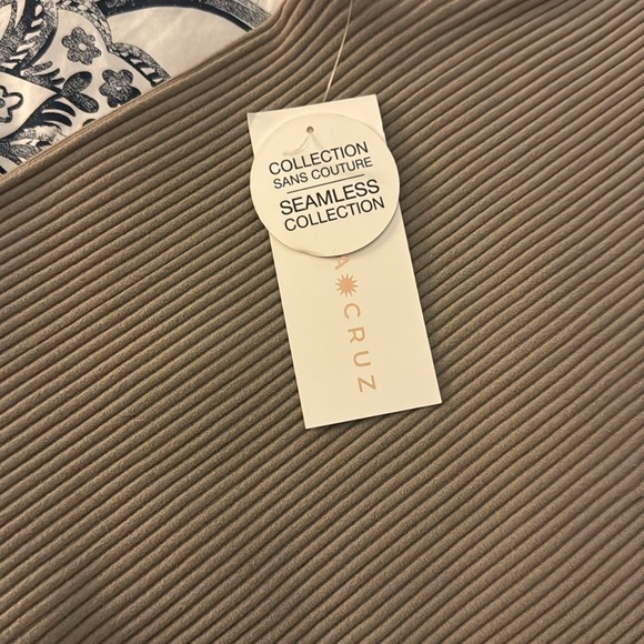 Lady’s crop top - Picture 3 of 8